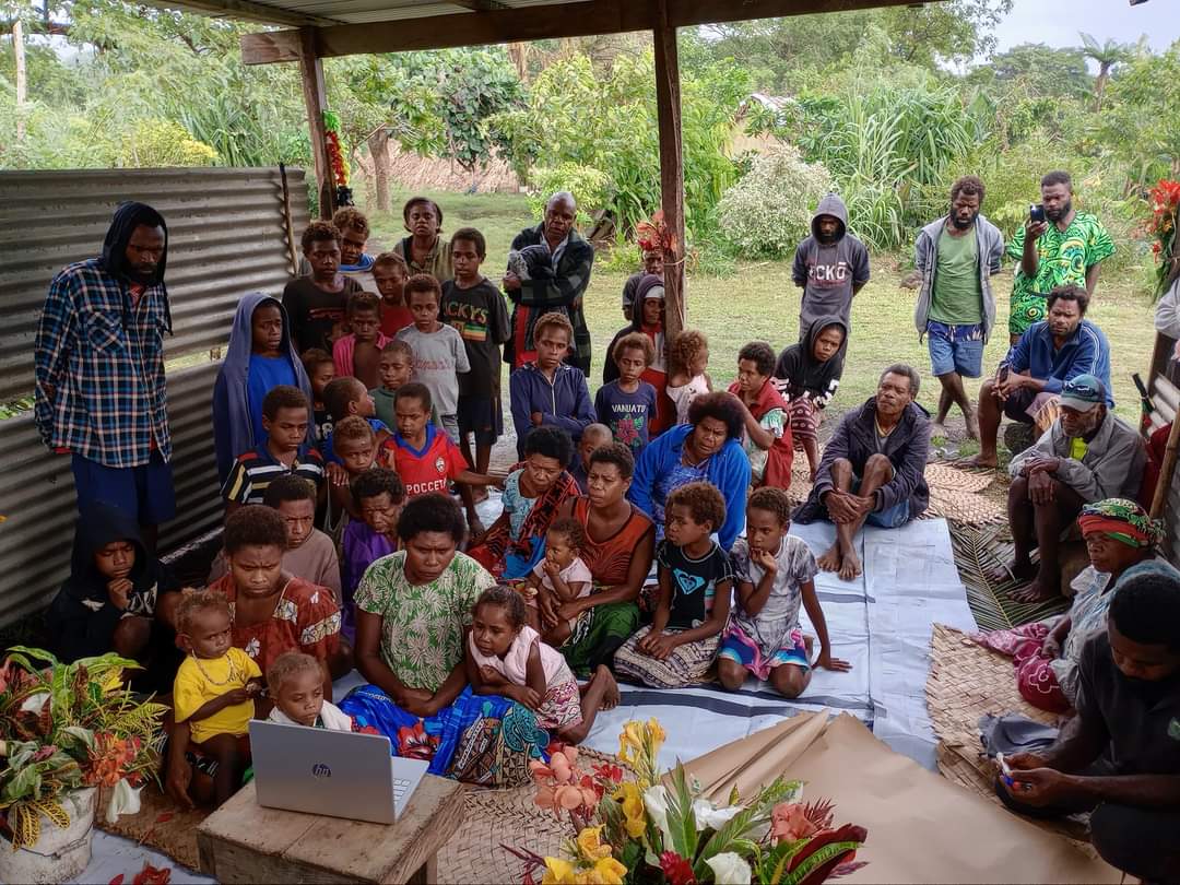 The community in Tanna gathers to learn about the citizen science initiative on traditional knowledge. 