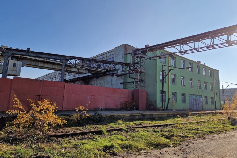 Another view of the shuttered Eurokeys recycling plant in Poland. Image by Eva Dunal/Outriders.