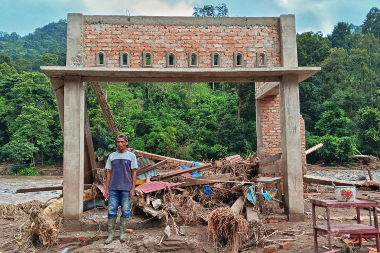 Bendri lost his house due to flash floods accompanied by wood and large stones in Batu Balah Village.