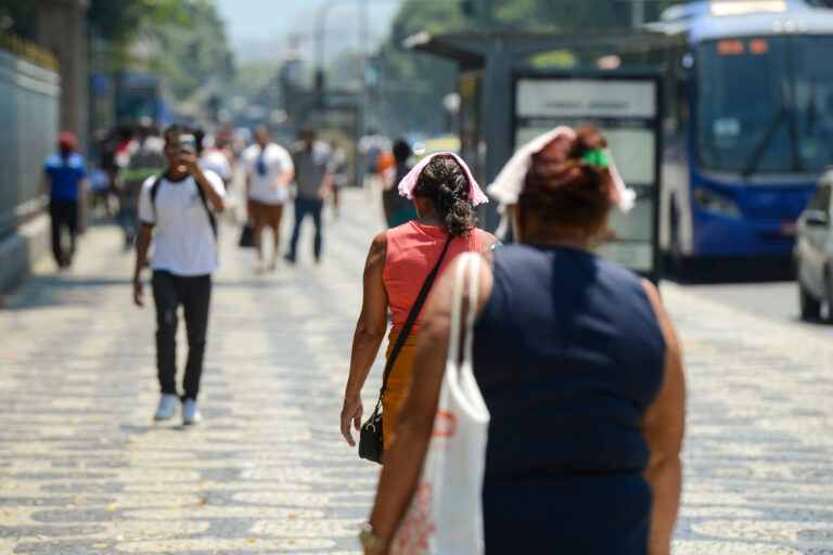 People during a severe heat wave that struck Brazil in late 2023.