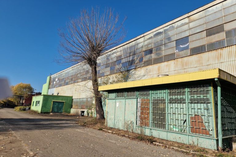 The shuttered Eurokeys recycling plant in the town of Zielona Góra. Image by Eva Dunal/Outriders.