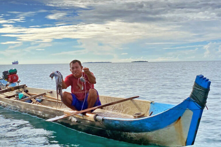 A Bajo fisherman in Torosiaje catches octopus using an open-and-close system to ensure no damage and the weight of the catch is greater.