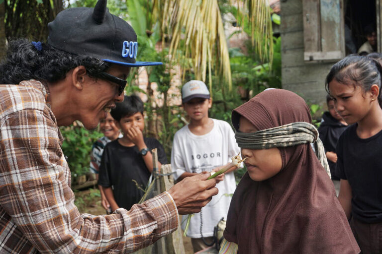 Children are invited to guess the type of medicinal plant from its aroma.