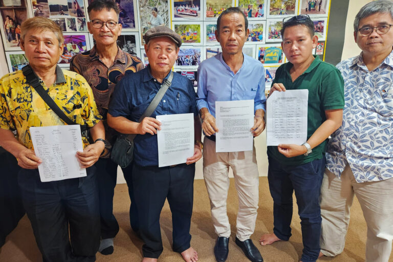 Members of communities in Baram and Mulu with the petition.