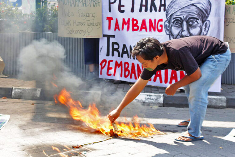 Action by Muhammadiyah cadres in Jogja protesting the second largest Islamic religious organization in Indonesia receiving mining permits from the government.